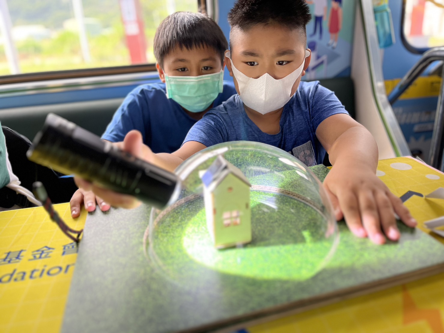 友達參與基礎科學主題車廂，以STEAM教學精神，設計「逐日科學家」、「太陽能工程師」以及「淨零建築師」三大能源科普課程和實驗