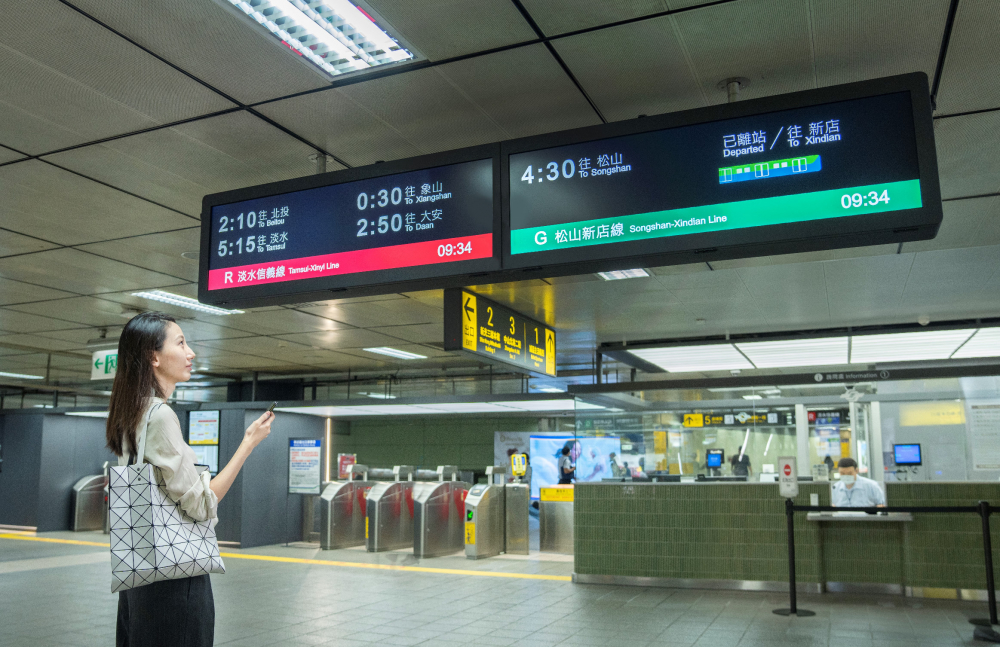 達擎TARTAN顯示器的特殊長條型比例非常適合空間與高度有限的大眾運輸場域應用，具備工業等級高品質、高亮度、高解析與高色彩飽和度等優勢，打造都會智能車站新風貌。