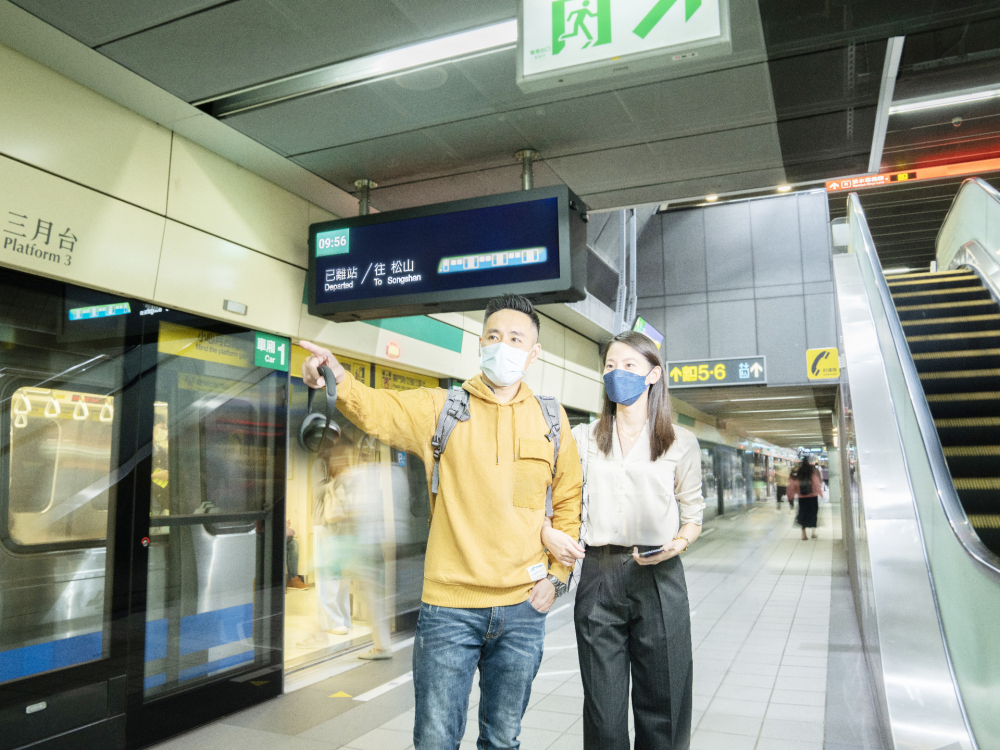 友達旗下達擎之客製化TARTAN顯示器，於台北捷運中山站亮相。以獨特長條型比例與高畫質特色，為台北捷運站帶來嶄新的都會車站風貌