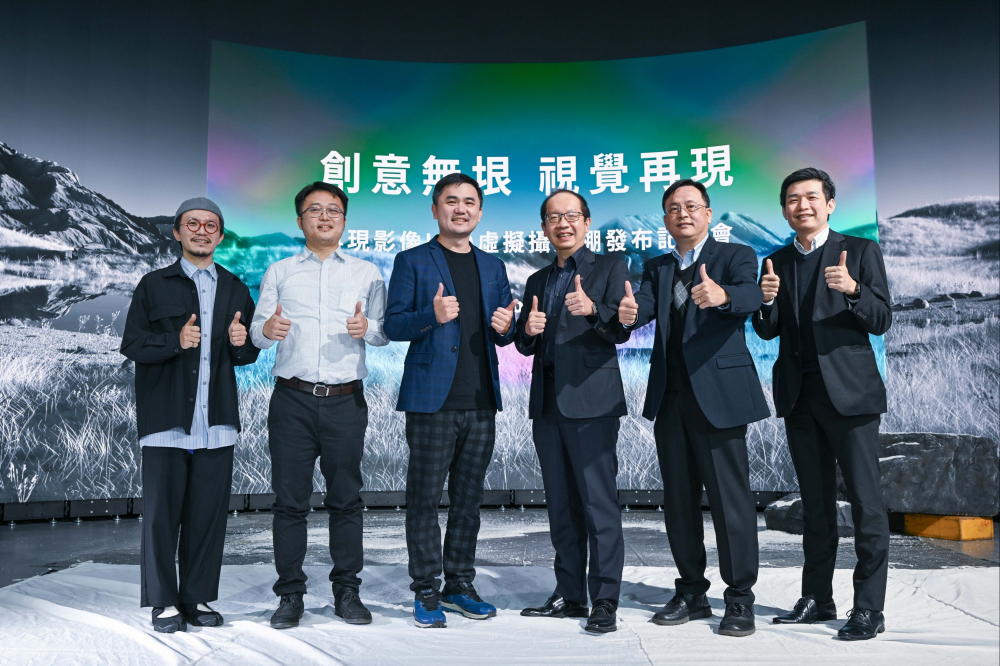 友達光電與再現影像攜手，於中影製片廠建置全台首座提供嶄新一站式整合服務的LED虛擬製作攝影棚（圖左至右：再現影像視覺總監郭憲聰、再現影像營運總監黃棨雋、再現影像藝術總監與導演紀柏舟、友達光電技術長廖唯倫、友達光電系統設計製造服務事業總部副總經理曾天龍、友達光電系統產品事業資深處長蘇聖倫）