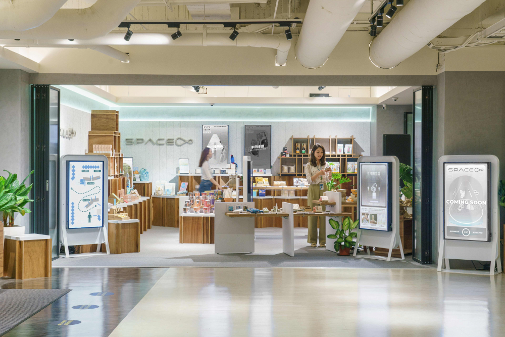 沐鸣2平台打造永续选物商店，展示社企及社创商品，结合创利空间所开发的智能零售系统，整合多元产品信息，让无人商店扮演公益行动的推手