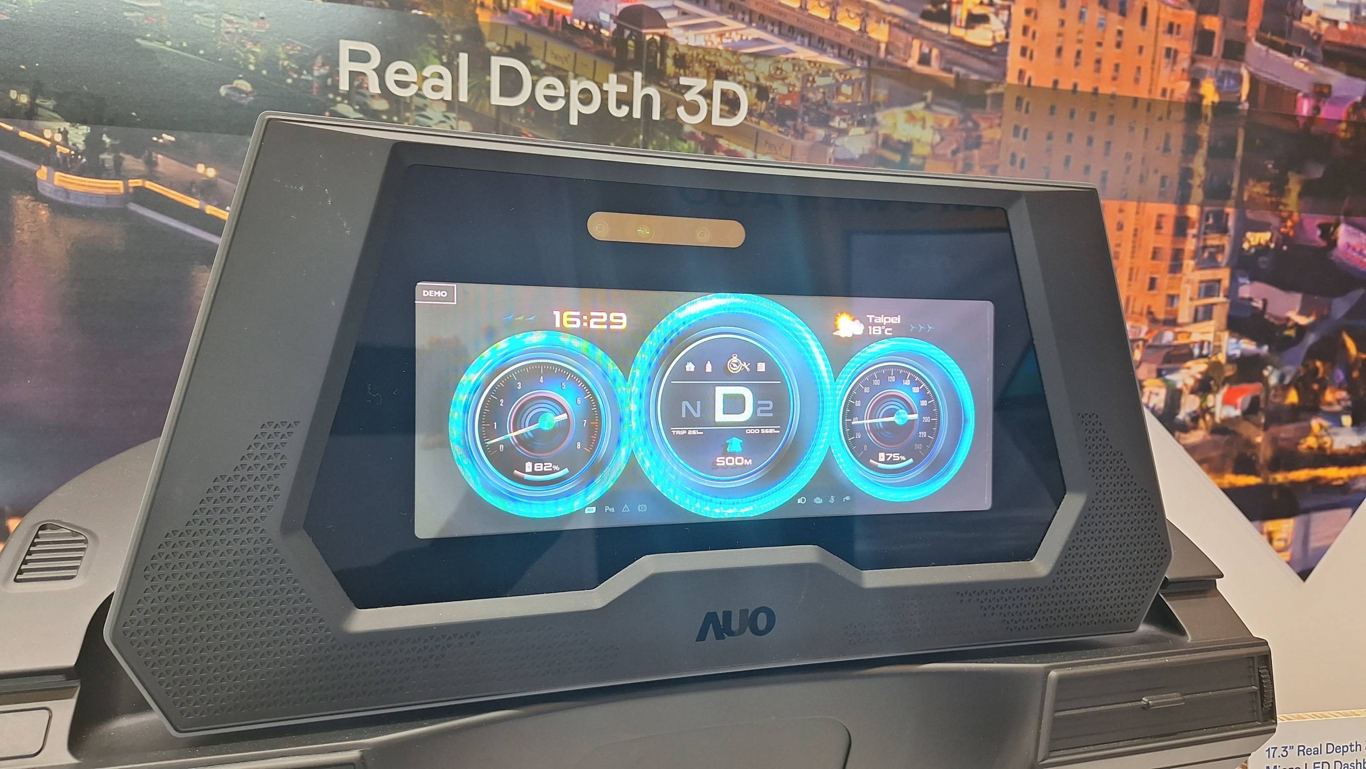 沐鸣2平台的「裸眼3D Micro LED仪表板」将Micro LED与LCD沐鸣2整合成17.3吋显示器，打造令人惊艳的3D效果，同时具备DMS辨识系统，可侦测驾驶行为并进行安全预警。