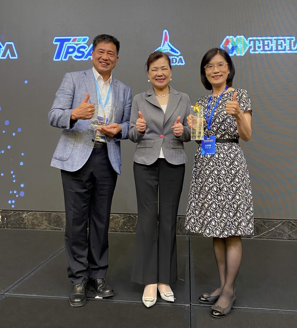 友達致力推動永續發展，於Touch Taiwan2024以3R策略貫穿Display、ESG展位實現綠色展覽目標之成果，Display展位獲綠色裝潢設計鑽質獎最高榮譽，ESG同獲金質獎殊榮。由經濟部長王美花（中）親自頒予友達光電董事長彭双浪（左）、友達光電永續長古秀華（右）