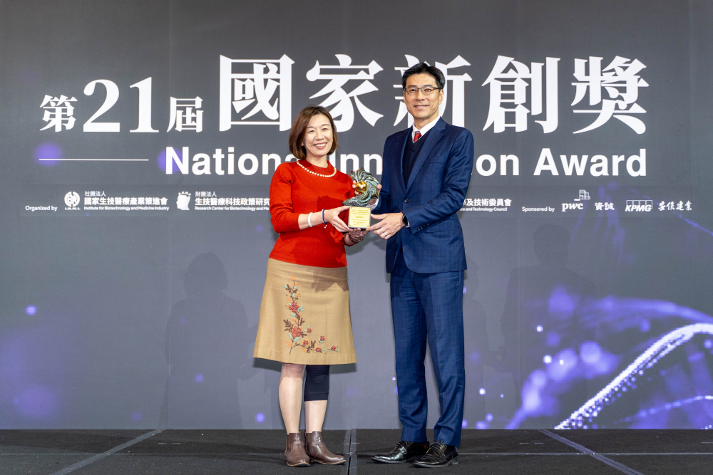 友達旗下子公司友達耘康與達擎分別以「中醫數位化檢測解決方案」及「寬視角3D醫療顯示器」獲得第二十一屆國家新創獎「智慧醫療與健康科技」類別的「企業新創獎」與「國家新創精進獎」兩項殊榮。圖左為衛生福利部政務次長林靜儀、圖右為友達光電智慧醫療事業群總經理廖世宏